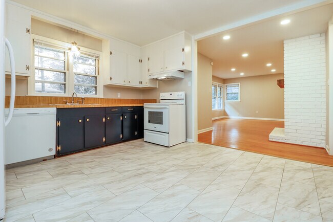 Building Photo - 114 Live Oak Rd
