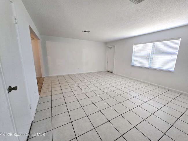 Foto del edificio - 97 Lucas Rd