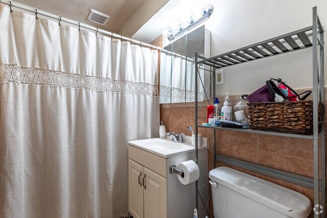 2 habitaciones, 1 baño - 850 pies cuadrados - Baño - Stadium Village Apartments