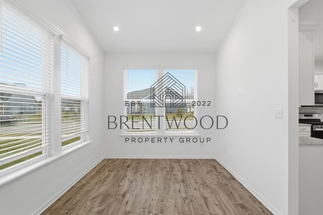 Foto del edificio - 3 Bed/3 Bath Home with Sunroom in Miller’s Walk – Noblesville