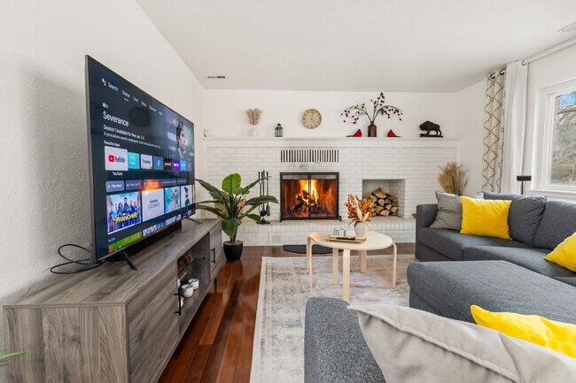 Building Photo - Furnished Rockrimmon 4-Bedroom with Mounta...