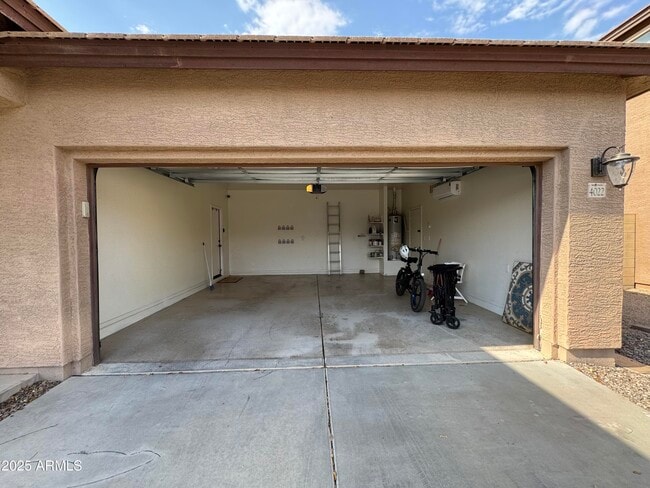 Building Photo - 4022 E Cherry Hills Dr