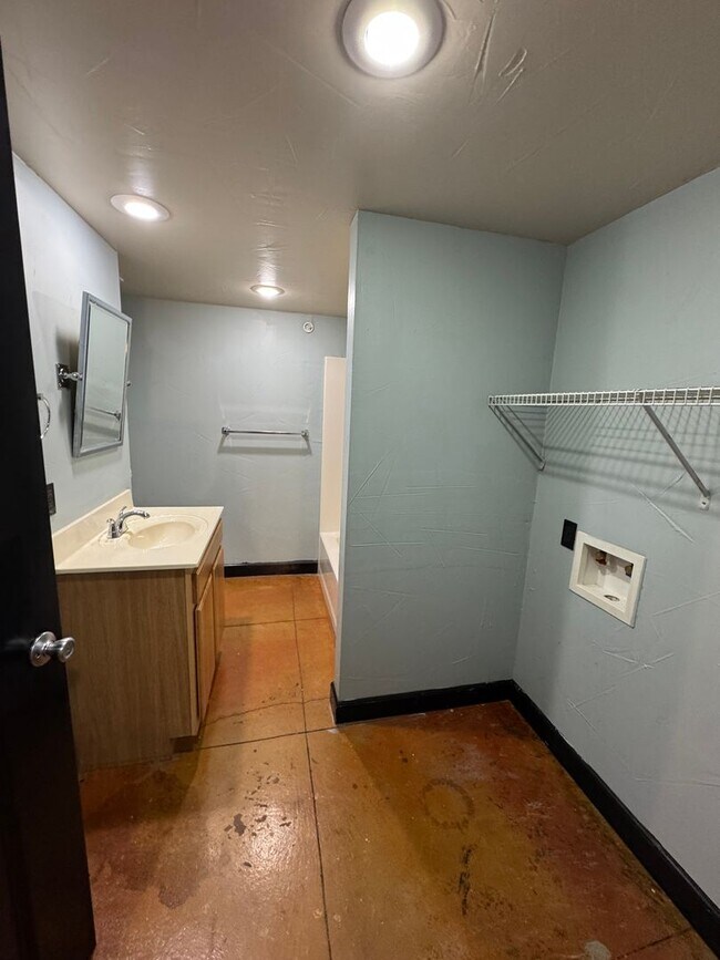 Building Photo - Beautiful 1 bedroom 1 bath loft with a bon...