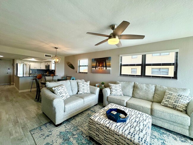 Foto del edificio - Top-Floor Cape Coral Condo with Wraparound...