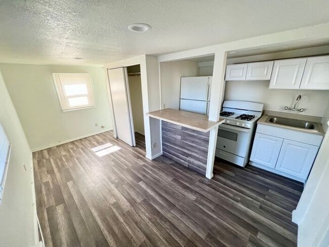Building Photo - Charming Studio in Fairmont Village – Porc...
