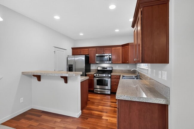 Building Photo - 7130 NE Ridge Dr