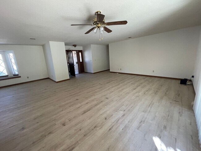 Foto del edificio - Golf Course- On The Mesa 3 Bedrooms, 2 Bathrooms, New Paint,