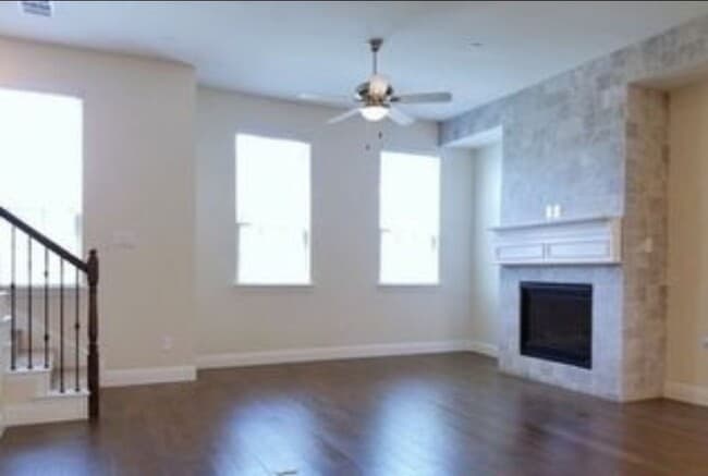 Building Photo - 517 W Royal Ln