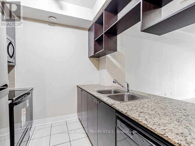 Photo du bâtiment - 315 Village Green Square