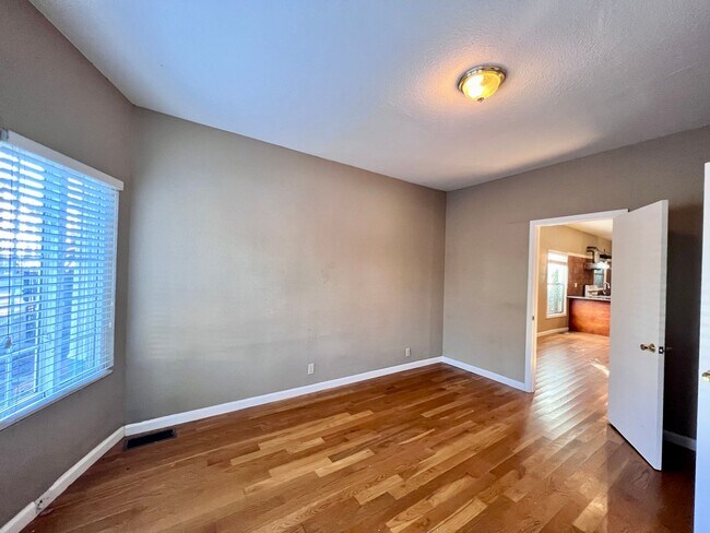 Foto del edificio - Lovely and spacious 2bd / 1 bth plus bonus room with washer & dryer!