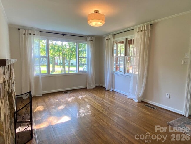 Building Photo - 5300 Buckingham Dr