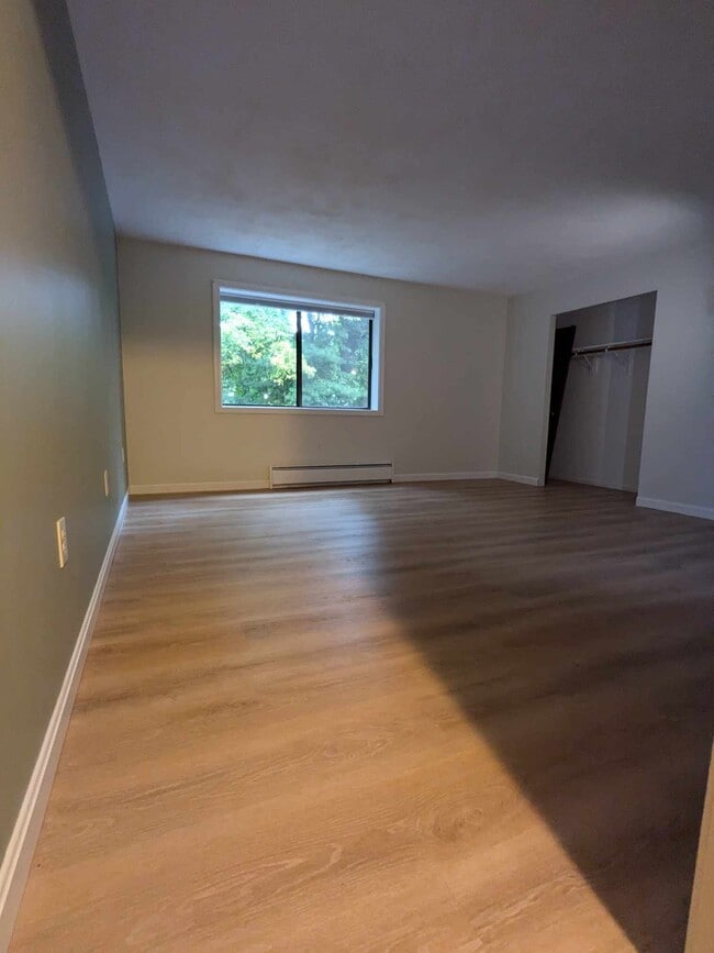 Building Photo - 8 Longmeadow Dr