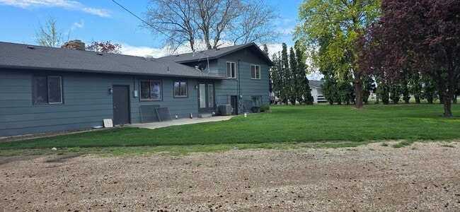 Building Photo - Home in the country and ready for it new tenants