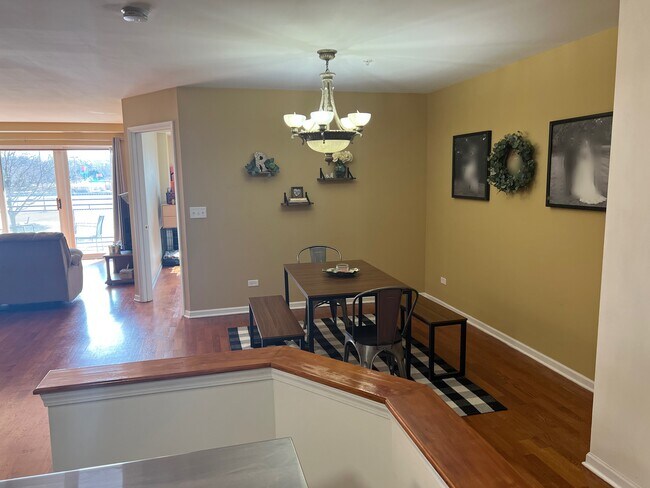 Dining area - 8000 Kilpatrick Ave