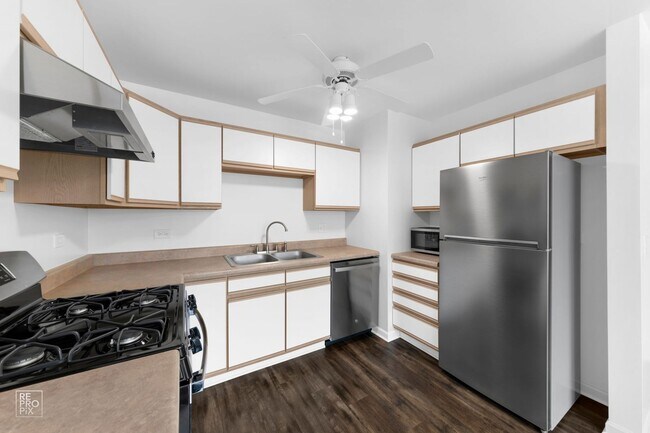 Building Photo - TOTALLY UPDATED  Gorgeous 2 Bed 1 Bath 2 C...