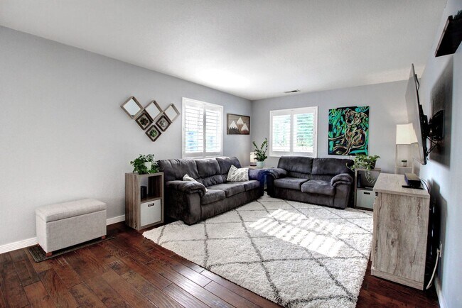 Foto del edificio - 3BD, 2BA Front side Duplex with Private Front Yard, Near Sloan's Lake