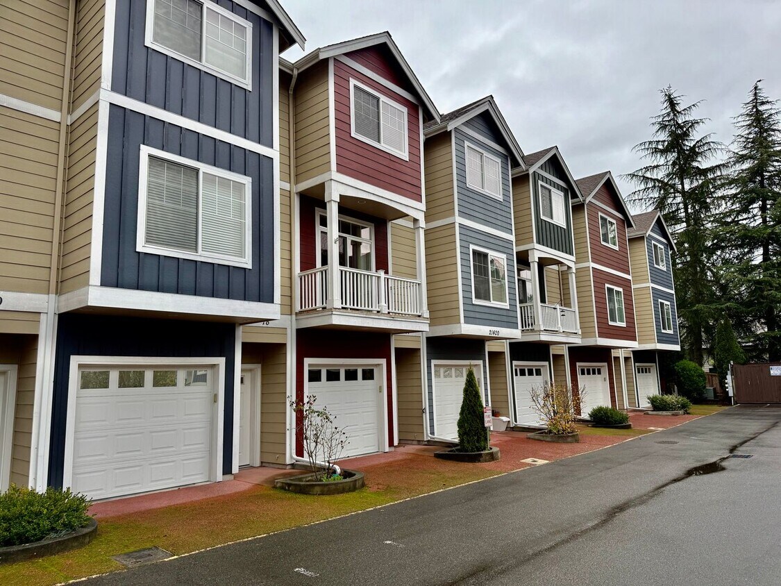 Foto principal - Beautiful 2 bed, 2.5 bath townhome located in Mountlake Terrance $2800/mo.