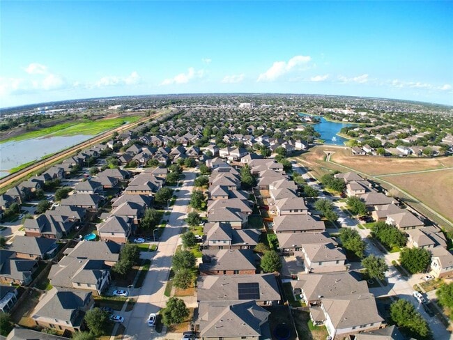 Building Photo - 11014 Avery Oaks Ln