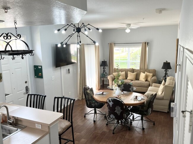 Building Photo - Fully Furnished 4 Bedroom 3 Bath Townhome ...