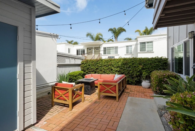 Building Photo - Studio6