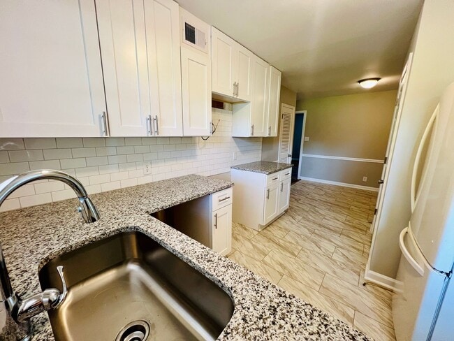 Building Photo - 3821 Rosehaven Dr