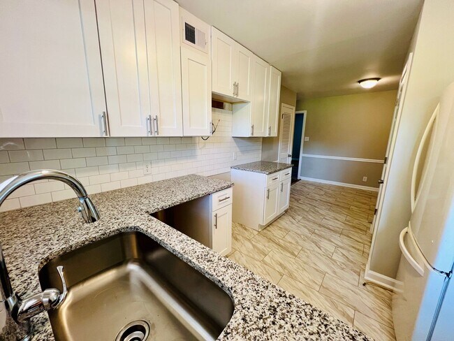 Foto del edificio - 3821 Rosehaven Dr