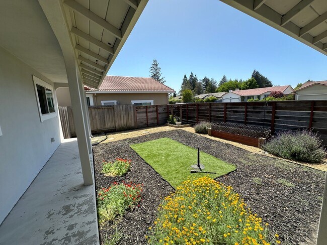 Foto del edificio - Charming Single-Level Home with Spacious L...