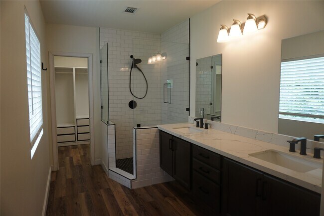 Building Photo - 1610 Antoine Dr