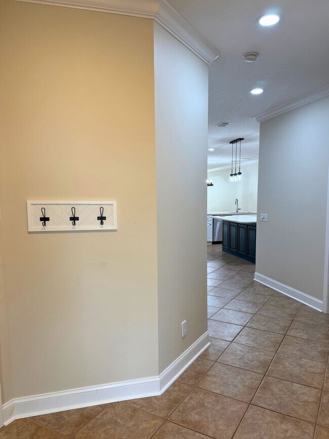 Building Photo - Rare find! 4/3 with amenities!