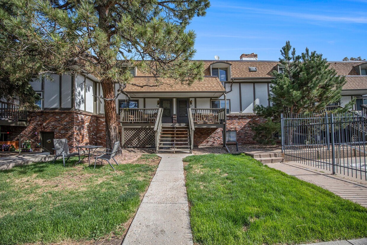 Primary Photo - University Hills 2 bedroom and 1.5 Bath Co...