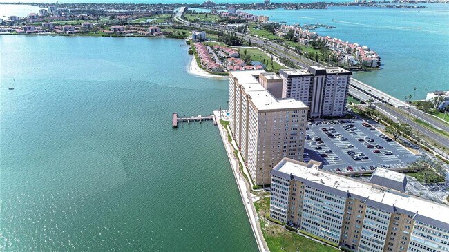 Foto del edificio - 5220 Brittany Dr S