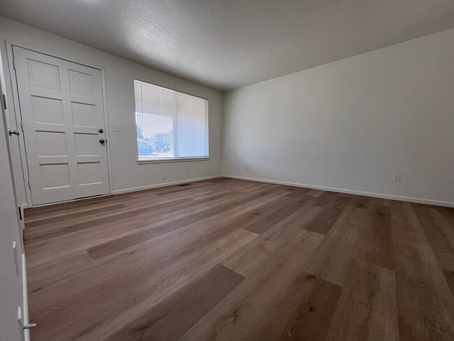 Building Photo - 1106 SW Fox Ct