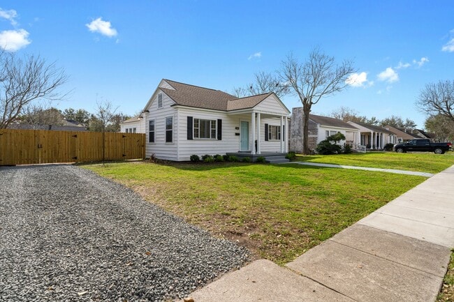 Building Photo - 433 Cole St