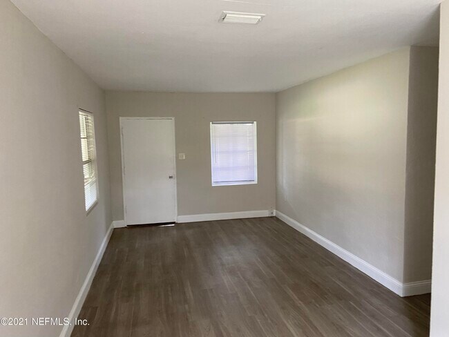 Foto del edificio - 5366 Baycrest Rd