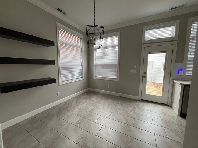 Building Photo - Great Location! 3 bedroom, 2.5 bath house in Har-Ber Meadows.