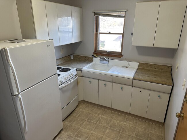 Building Photo - 404 7th St S