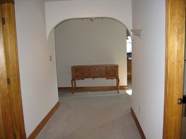 Pasillo desde el dormitorio principal a la sala de estar - 200 7th St