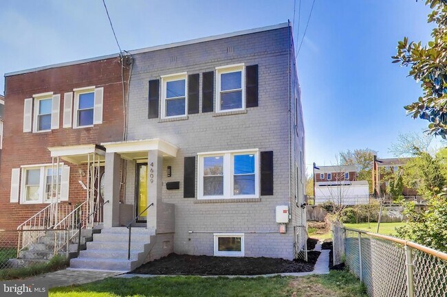 Foto del edificio - 4609 Hillside Rd SE