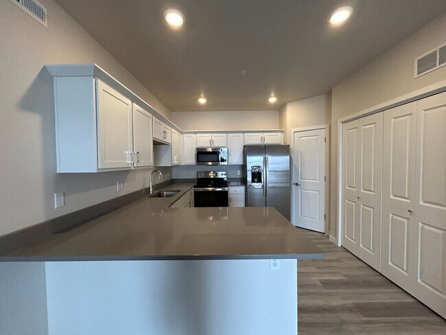 Foto del edificio - $1250 | 2 Bedroom, 2 Bathroom Condo | No P...