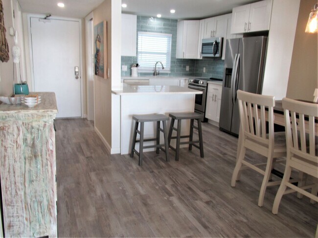 Foto del edificio - Waterview Furn. 55+ Sea Towers Condo - 1BR + Den, 1.5 Bath - 7 Month Lease