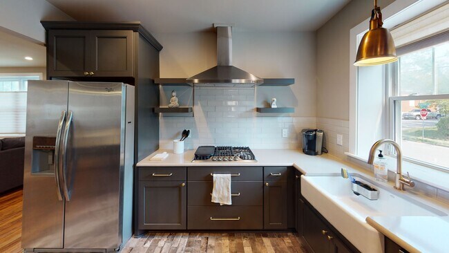 Foto del edificio - Fully Furnished 2 Bedroom Edgehill Gem- UT...