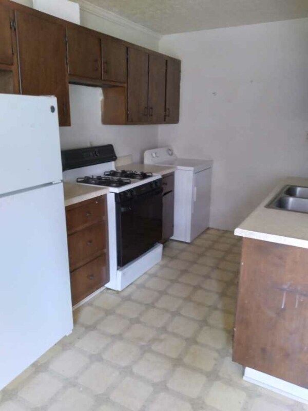 165 Midway Dr Unit A, Oliver Springs, TN 37840 Room for Rent in