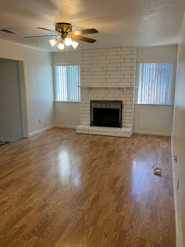 Building Photo - 1704 Ellison Dr