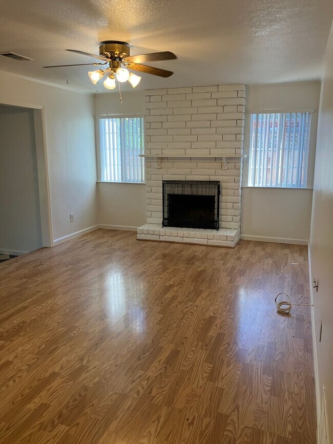 Foto del edificio - 1704 Ellison Dr