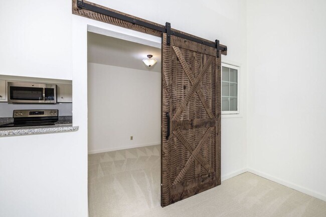 Building Photo - Lovingly Maintained 1 Bed, 1 Bath Condo in...