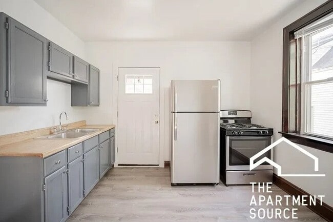 Building Photo - 4207 W Fullerton Ave