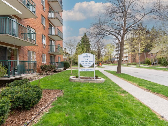 Photo du bâtiment - Riverview Tower Apartments