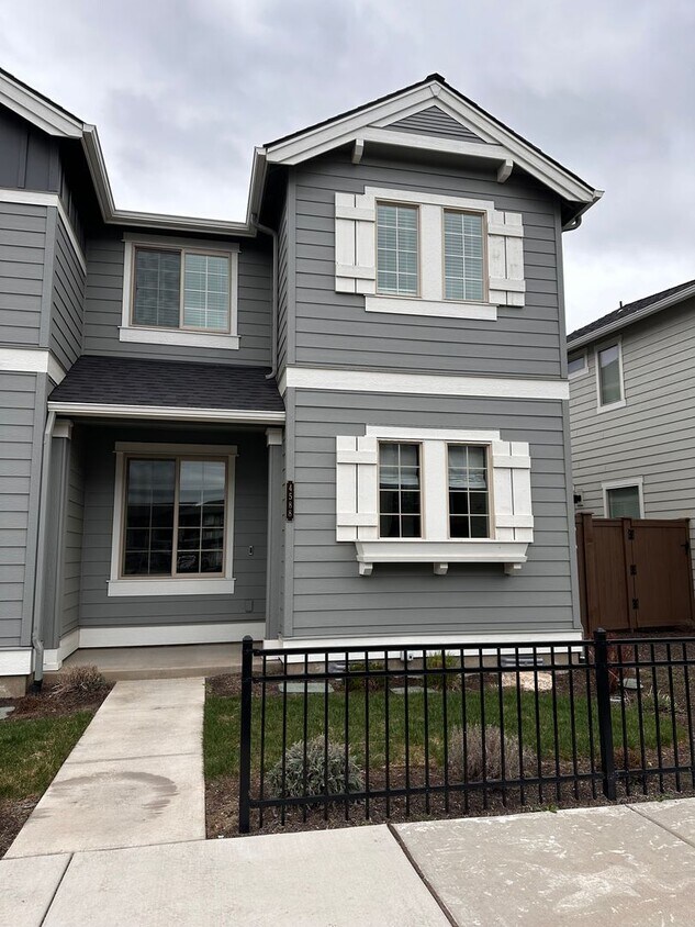 Foto principal - 3 Bed/2.5 Bath Pahlisch Townhome in SW Red...