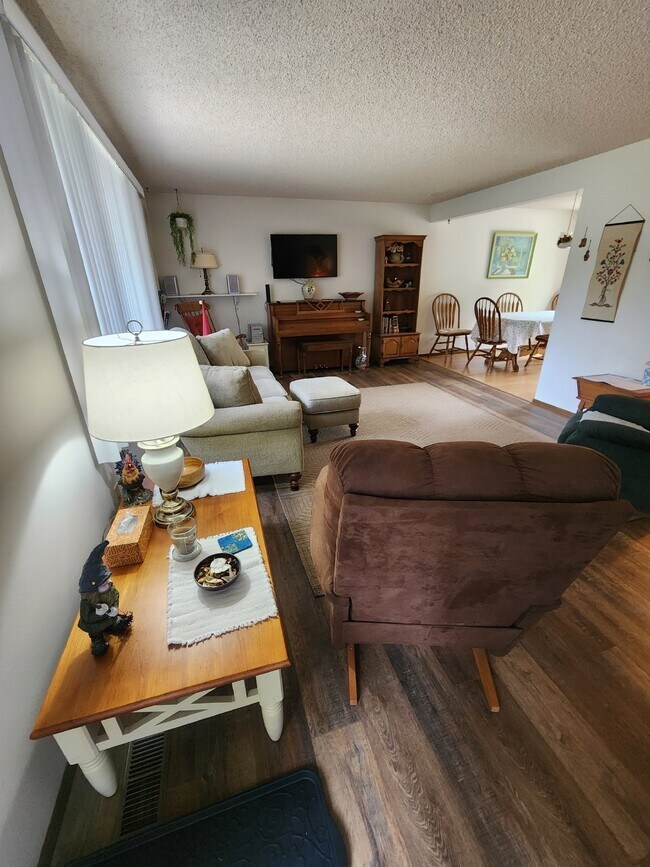 Foto del edificio - Furnished 3BR, 1.5BTH Centrally Located in...