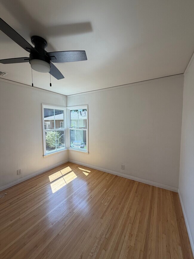 Building Photo - 1220 E Glenoaks Blvd